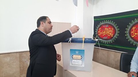 معاون هماهنگی امور اقتصادی استانداری کرمان در کارخانه مس دره‌آلو رای خود را به صندوق رای انداخت