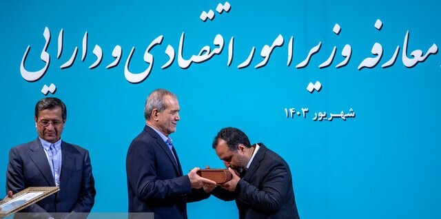 رفع فقر جزو اولویت‌هاست/ دولت را با تورم ۳۵ درصد تحویل می‌گیریم