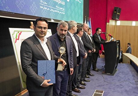 لوح تقدیر به عنوان شرکت برتر صادراتی در هفتمین نمایشگاه ایران اکسپو ۲۰۲۵ به غرفه شرکت فولاد خوزستان رسید