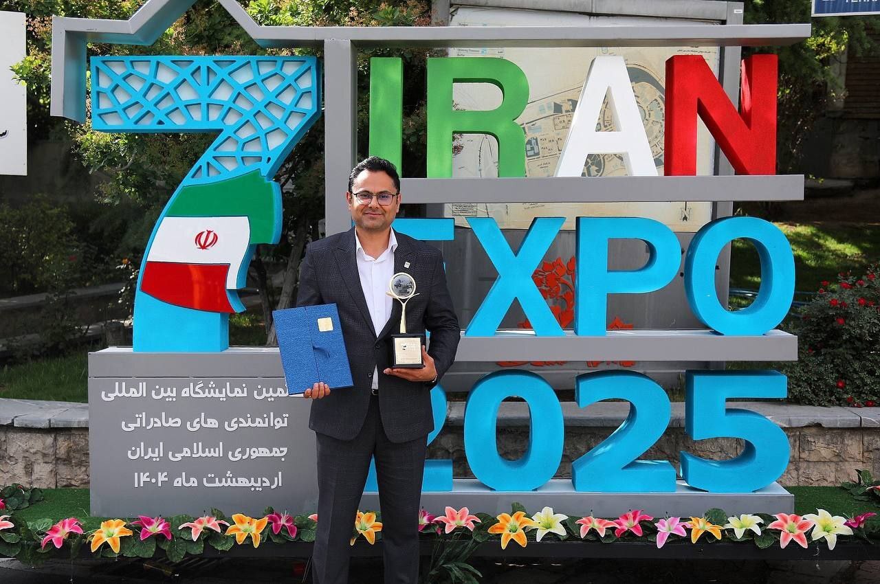 لوح تقدیر به عنوان شرکت برتر صادراتی در هفتمین نمایشگاه ایران اکسپو ۲۰۲۵ به غرفه شرکت فولاد خوزستان رسید