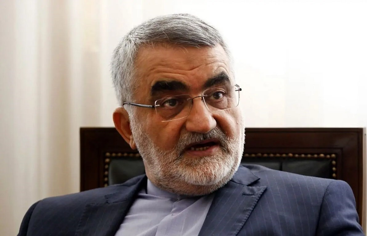مدنی‌زاده سال‌ها با سازمان برنامه و بانک مرکزی همکاری داشت