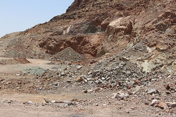 چگونه در ۲۰ متری آثار تاریخی برای یک معدن مجوز صادر کردند؟