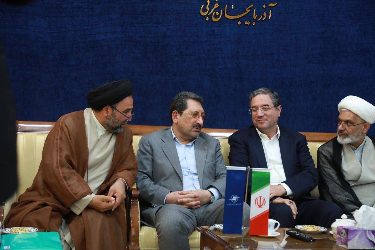 وزیر صمت وارد فرودگاه شهید باکری ارومیه شد/ ادای احترام اتابک به مقام شهدای مرکز استان آذربایجان غربی