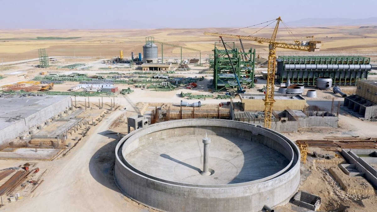 عبور پیشرفت احداث کارخانه احیای مستقیم بیجار از ۵۴ درصد