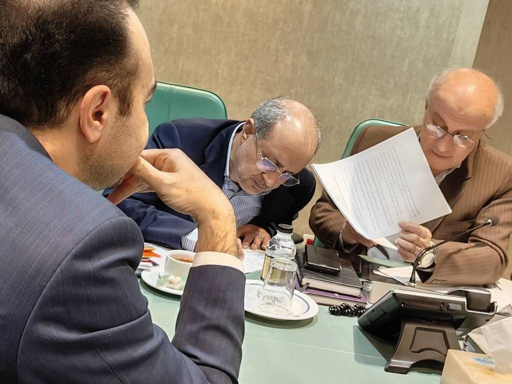 برپایی میز خدمت استان اصفهان با حضور معاون امور معادن و صنایع معدنی وزارت صمت