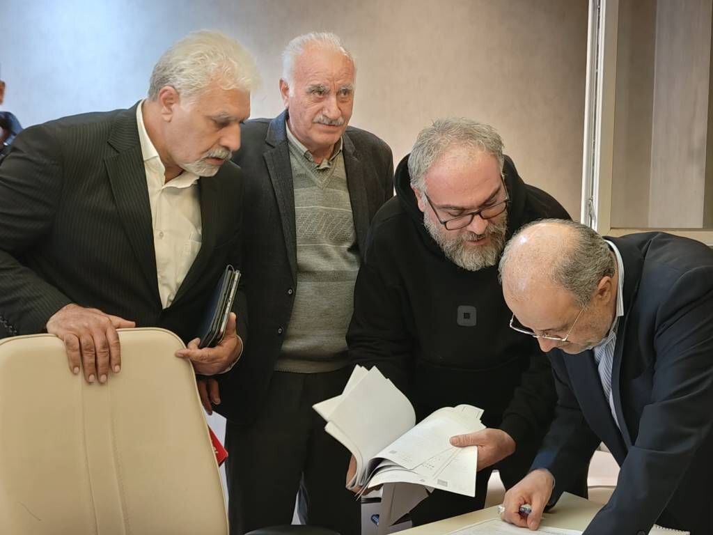برپایی میز خدمت استان اصفهان با حضور معاون امور معادن و صنایع معدنی وزارت صمت