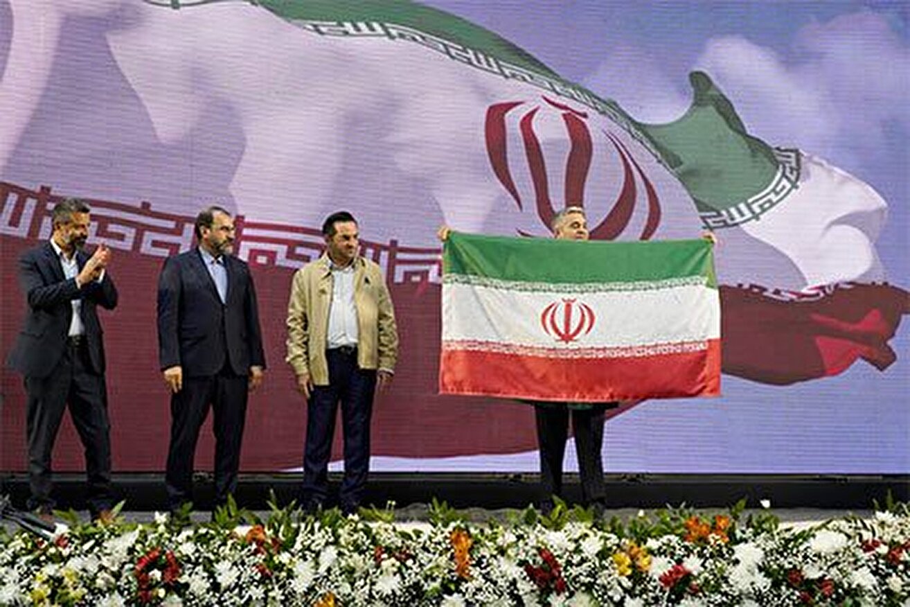 اهدای پرچم هزار امضای ایران، توسط کارگران به مدیرعامل مجتمع فولاد آلیاژی ایران