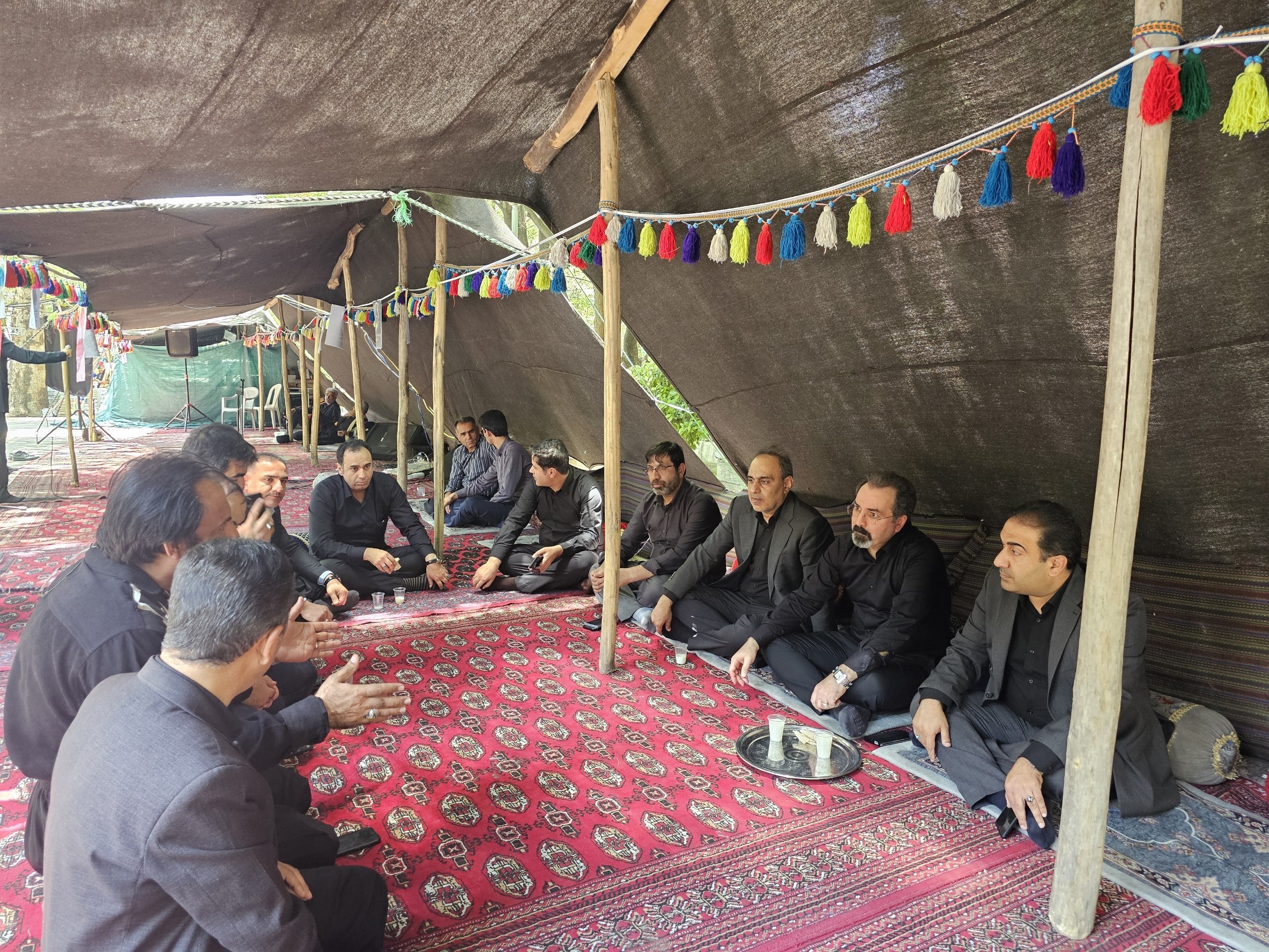 حضور مدیرعامل گروه سرمایه‌گذاری صندوق بازنشستگی کشوری، به همراه مدیرعامل و رئیس هیات مدیره شرکت فولاد اکسین خوزستان در موکب شهدای زاگرس