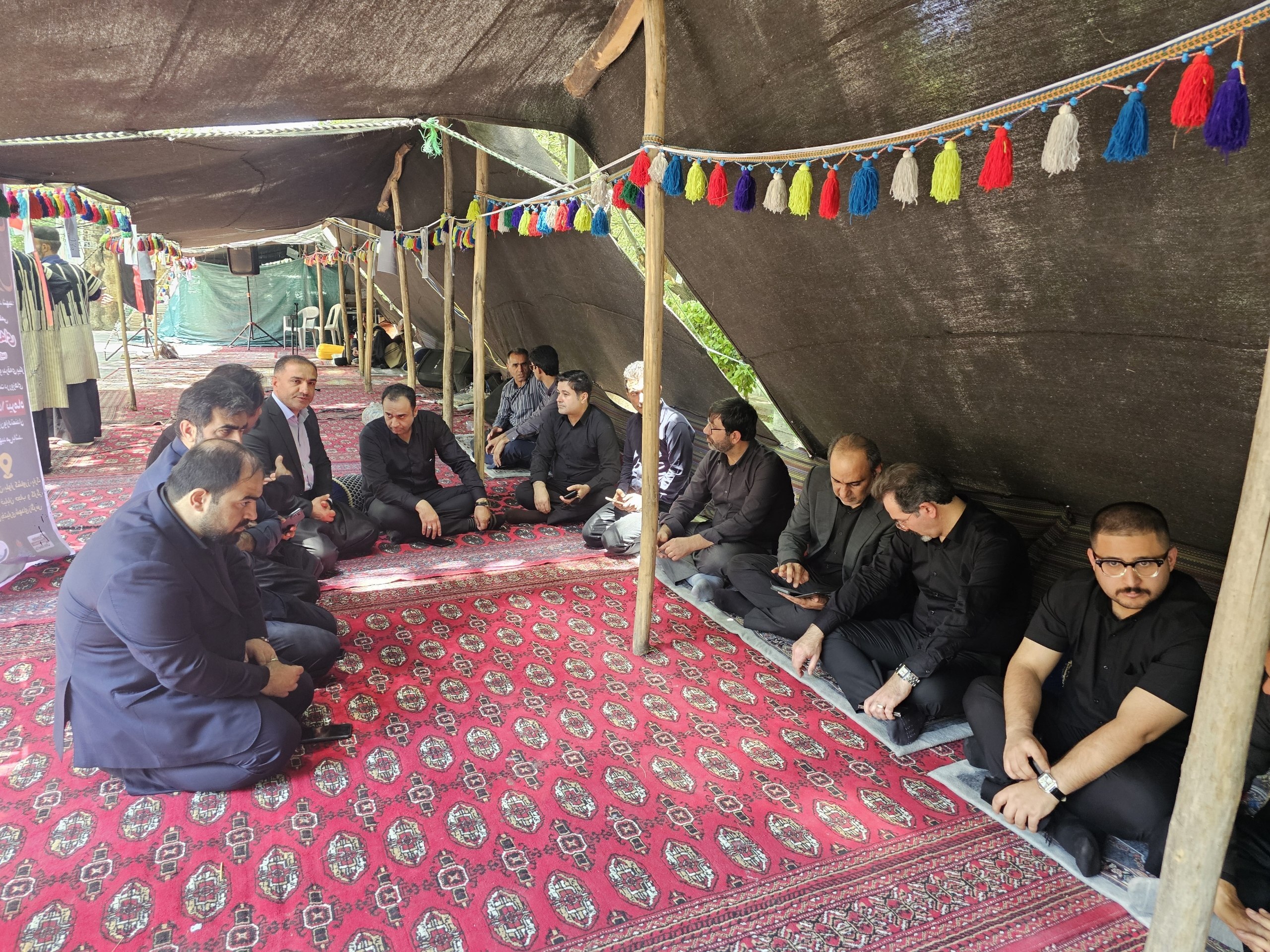 حضور مدیرعامل گروه سرمایه‌گذاری صندوق بازنشستگی کشوری، به همراه مدیرعامل و رئیس هیات مدیره شرکت فولاد اکسین خوزستان در موکب شهدای زاگرس
