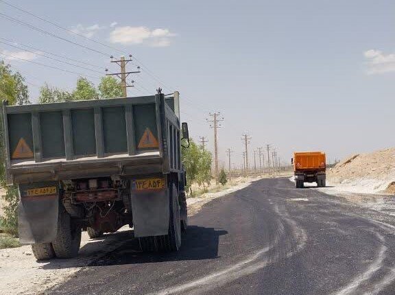 آغاز عملیات آسفالت مسیر دسترسی معدن سنگ آهک ده‌سرخ