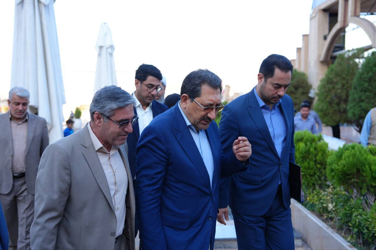 ادای احترام وزیر صمت به مقام والای شهدای استان کرمان